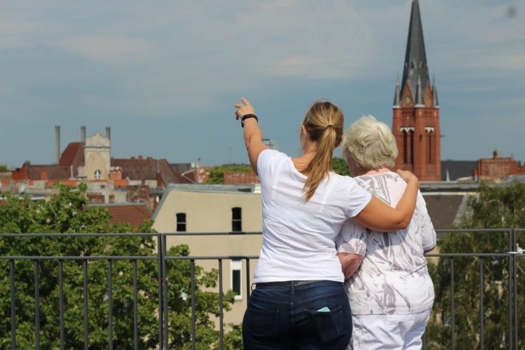 Wenn das Leben zu Hause schwieriger wird: Wann eine Demenz-WG helfen kann